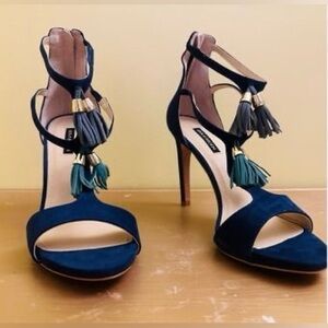 NWT Ava & Aiden heeled T-Strap Sandals Navy leather with blue tone tassels. 8M